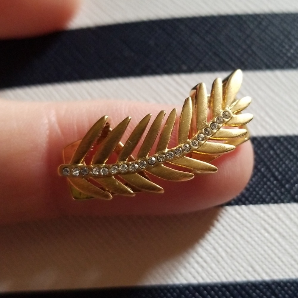 Keep leaf charm bar